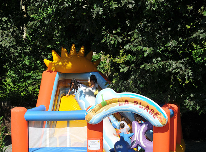 COPYRIGHT_COYOTE_BIPER_GORRI_GONFLABLE_4026