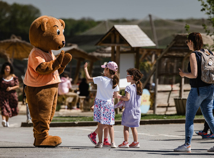 Tanny la mascotte et jeunes visiteurs @Edouard Pacreau