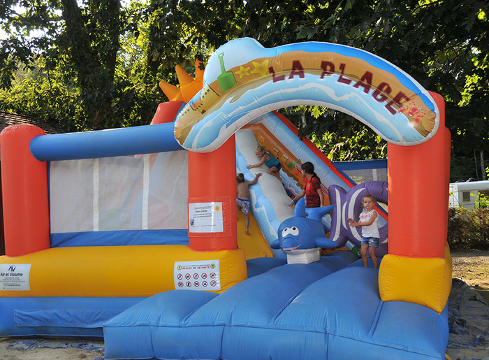 COPYRIGHT_COYOTE_BIPER_GORRI_GONFLABLE_4178